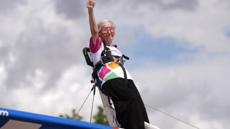 la-97-de-ani-betty-bromage-este-cea-mai-in-varsta-femeie-din-lume-care-practica-„wing-walking”