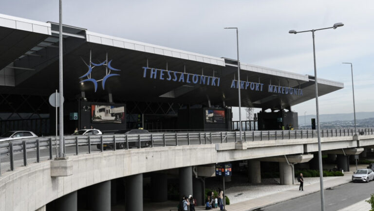 zbor-anulat-dupa-ce-o-pasare-a-fost-gasita-in-motorul-unui-avion,-pe-un-aeroport-din-grecia