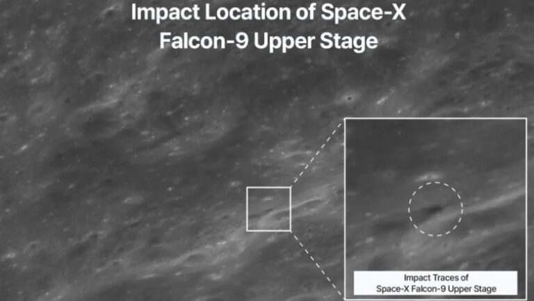 primele-imagini-cu-craterul-format-de-impactul-rachetei-spacex-pe-luna.-motivul-pentru-care-nu-poate-fi-vazut-de-pe-pamant