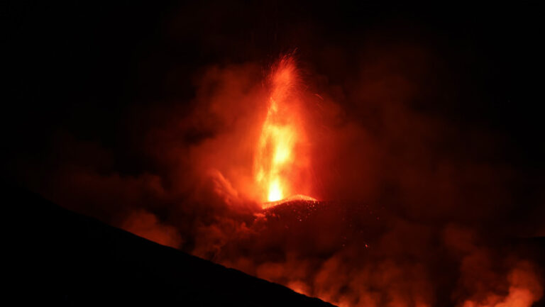 etna-a-erupt-din-nou.-restrictii-pe-aeroportul-din-catania,-iar-mai-multe-zboruri-au-fost-deviate