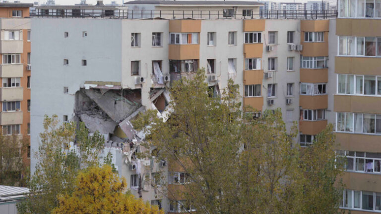 10-luni-de-la-explozia-din-rahova:-oamenii-inca-asteapta-sa-intre-in-locuinte.-primarul-ciprian-ciucu:-„am-comandat-o-expertiza”