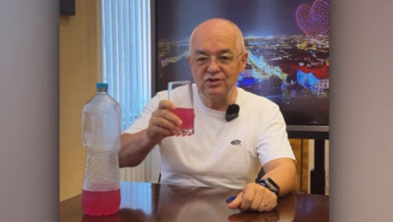 emil-boc,-primarul-clujului,-prezinta-leacul-pentru-mahmureala-dupa-o-noapte-de-festival:-„uitati-de-cafea”