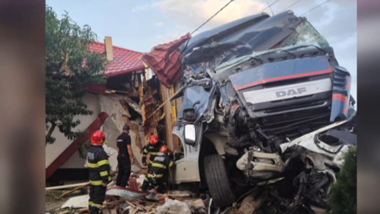 accident-grav-in-vaslui:-gospodarii-distruse-de-un-tir,-dupa-ce-soferul-a-pierdut-controlul-volanului