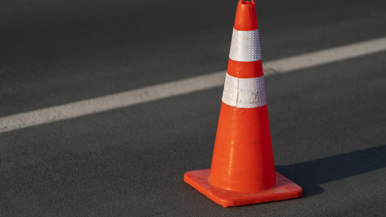 accident-pe-dn1f,-intre-cluj-napoca-si-zalau.-un-stalp-de-electricitate-a-cazut-pe-sosea,-traficul-este-blocat