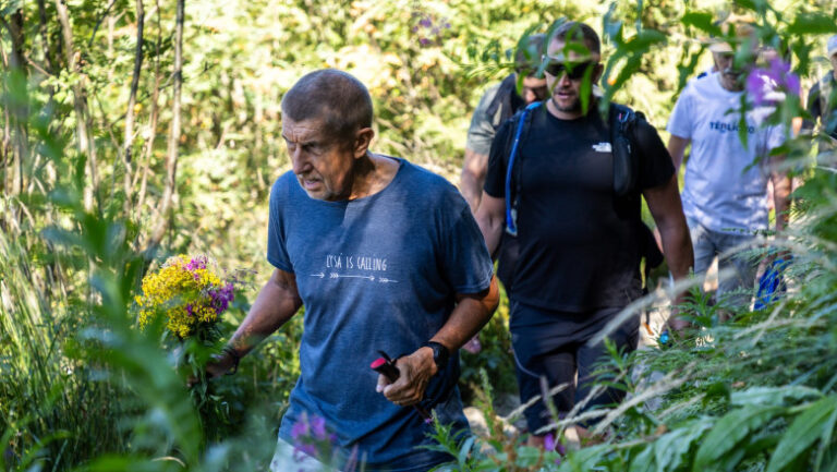 scandal-in-cehia:-premierul-babis-a-cules-flori-dintr-un-parc-national-si-si-a-pus-filmul-pe-facebook.-„daca-trebuie,-platesc-amenda”