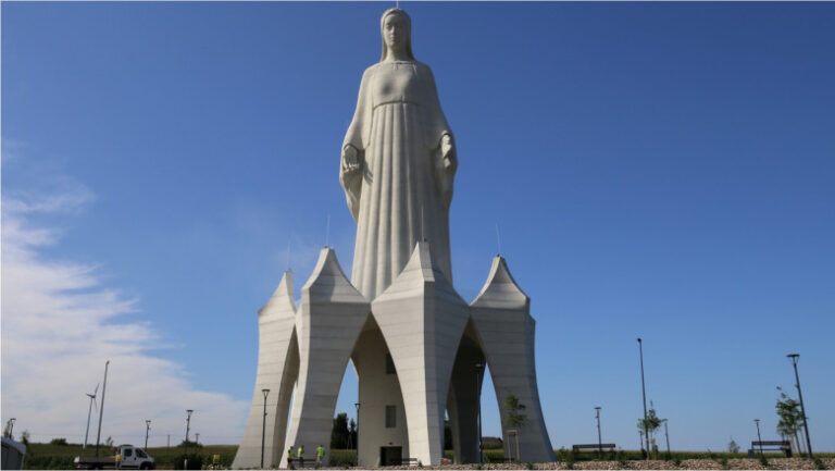 cea-mai-inalta-statuie-a-fecioarei-maria-din-europa-a-fost-inaugurata-intr-un-sat-polonez-cu-mai-putin-de-150-de-locuitori