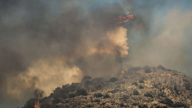 incendii-pe-insula-greceasca-salamina:-doi-morti,-sute-de-oameni-evacuati.-vantul-puternic-contribuie-la-extinderea-rapida-a-focurilor