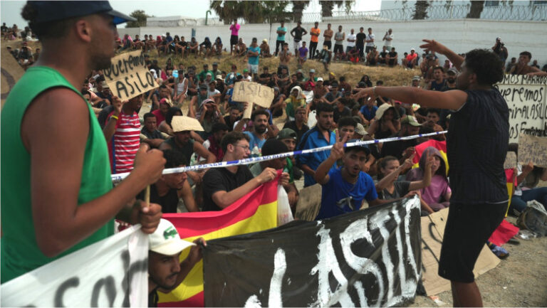 sute-de-migranti-s-au-strans-pe-o-plaja-din-ceuta-si-cer-azil:-„nu-vrem-sa-ne-intoarcem-in-maroc.-si-noi-suntem-oameni”