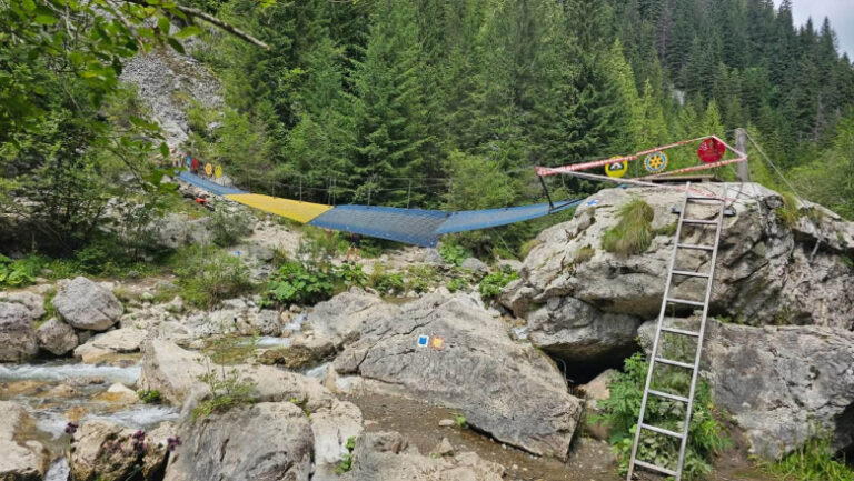 accesul-catre-lacul-scropoasa-si-cascada-7-izvoare-din-muntii-bucegi,-intrerupt-din-cauza-ruperii-unui-pod.-avertismentul-salvamont