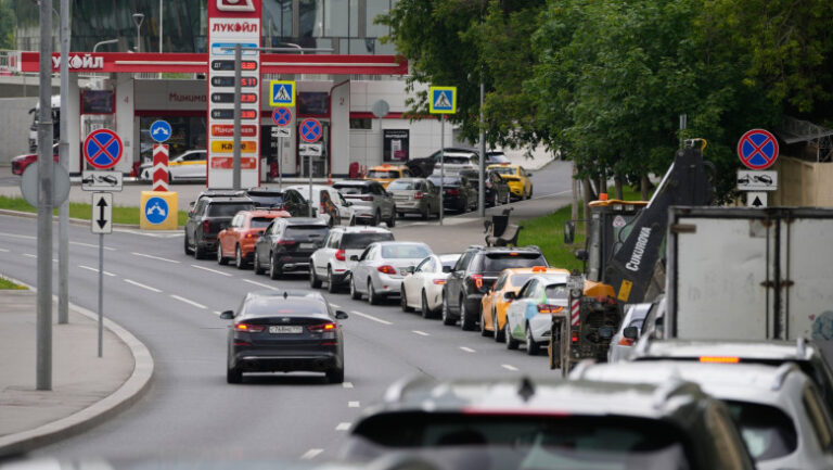 „nu-mai-e-benzina”:-rusii-se-plang-din-nou-de-lipsa-carburantului,-benzinariile-sunt-goale-chiar-si-la-moscova