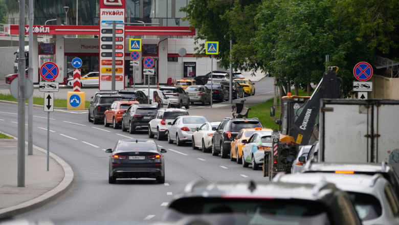 „nu-mai-e-benzina”:-rusii-se-plang-din-nou-de-lipsa-carburantului,-benzinariile-sunt-goale-chiar-si-la-moscova