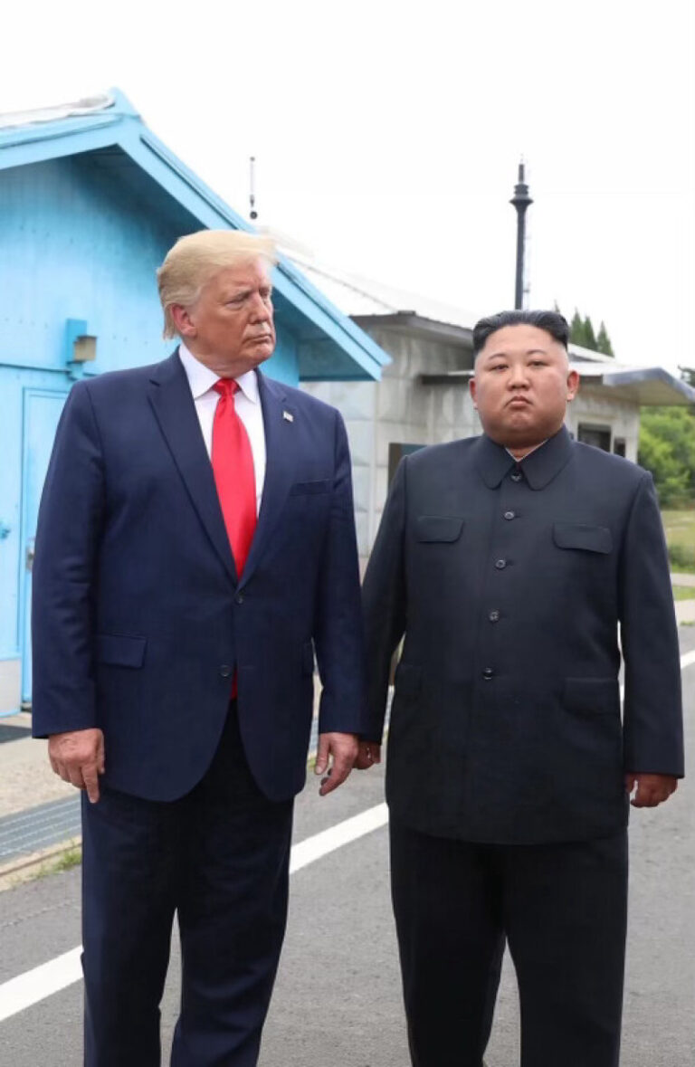 donald-trump-a-publicat-o-fotografie-in-care-apare-alaturi-de-kim-jong-un.-mesajul-liderului-sua:-„ne-intelegem-de-minune”