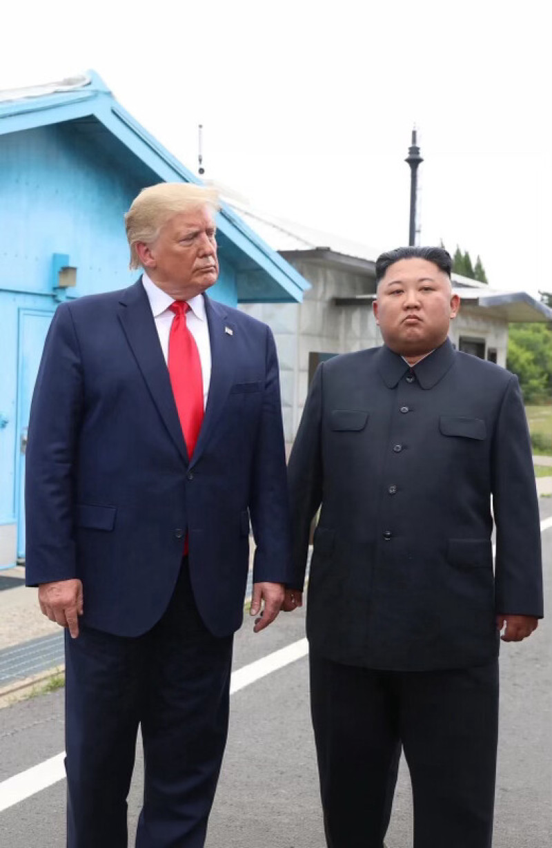 donald-trump-a-publicat-o-fotografie-in-care-apare-alaturi-de-kim-jong-un.-mesajul-liderului-sua:-„ne-intelegem-de-minune” donald-trump-a-publicat-o-fotografie-in-care-apare-alaturi-de-kim-jong-un.-mesajul-liderului-sua:-„ne-intelegem-de-minune”