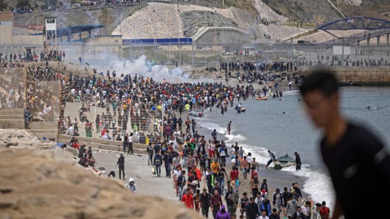 spania-ar-fi-ignorat-avertismentele-inainte-ca-peste-70000-de-migranti-sa-intre-in-ceuta.-si-marocul-s-a-uitat-in-alta-parte