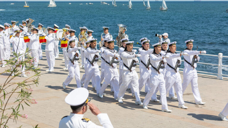ziua-marinei-exercitii-militare-in-fata-a-mii-de-spectatori-la-constanta.-ilie-bolojan-a-fost-huiduit-in-timpul-discursului