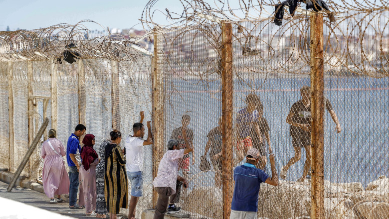 ceuta-se-pregateste-pentru-un-nou-val-de-migranti.-la-granita-au-aparut-tunuri-cu-apa-si-sarma-ghimpata ceuta-se-pregateste-pentru-un-nou-val-de-migranti.-la-granita-au-aparut-tunuri-cu-apa-si-sarma-ghimpata