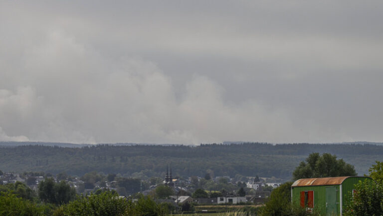 ue-trimite-elicoptere-si-bombardiere-cu-apa-pentru-stingerea-celui-mai-grav-incendiu-din-belgia-din-ultimele-trei-decenii