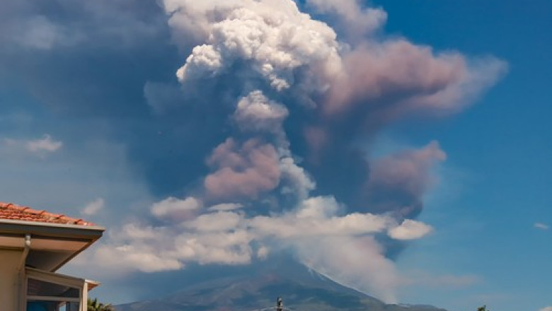 un-turist-a-murit-in-timp-ce-escalada-vulcanul-etna,-aflat-in-eruptie,-dupa-ce-a-fost-lovit-de-fulger un-turist-a-murit-in-timp-ce-escalada-vulcanul-etna,-aflat-in-eruptie,-dupa-ce-a-fost-lovit-de-fulger