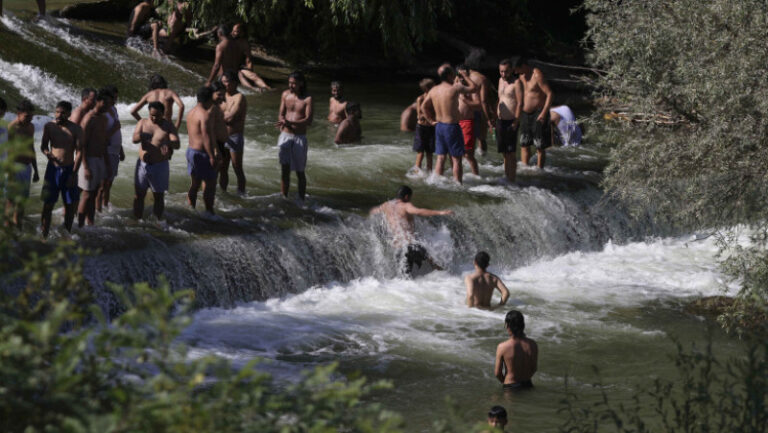 cum-se-distreaza-si-racoresc-muncitorii-straini-alaturi-de-localnici.-imagini-surprinse-pe-un-rau-din-ilfov