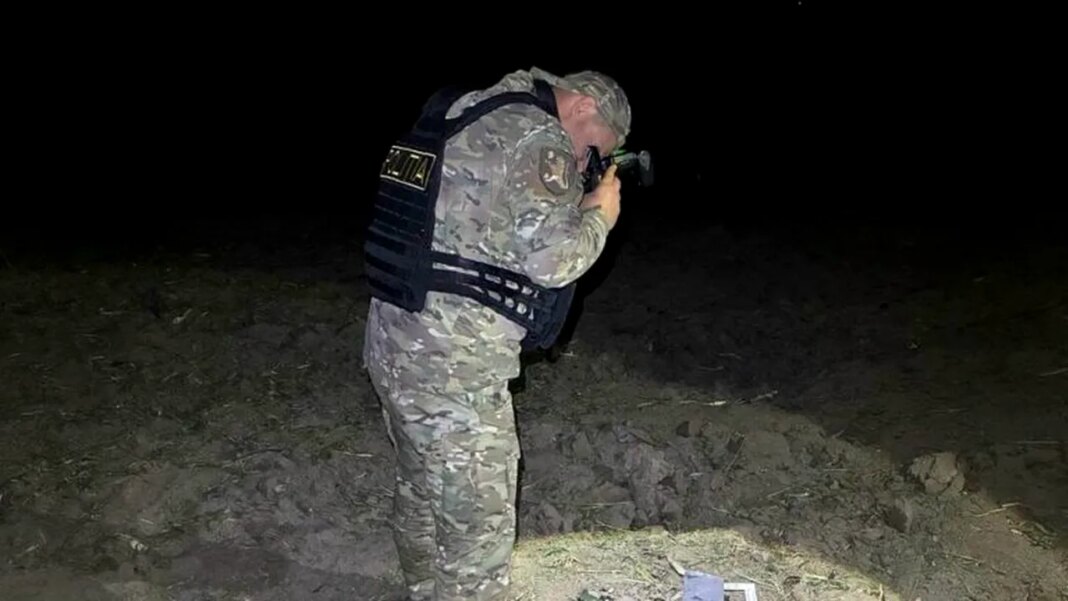 ce-au-gasit-politistii-dupa-explozia-dronei-din-moldova.-crater-de-2-metri-si-fragmente-ale-unui-motor-turbo-reactiv