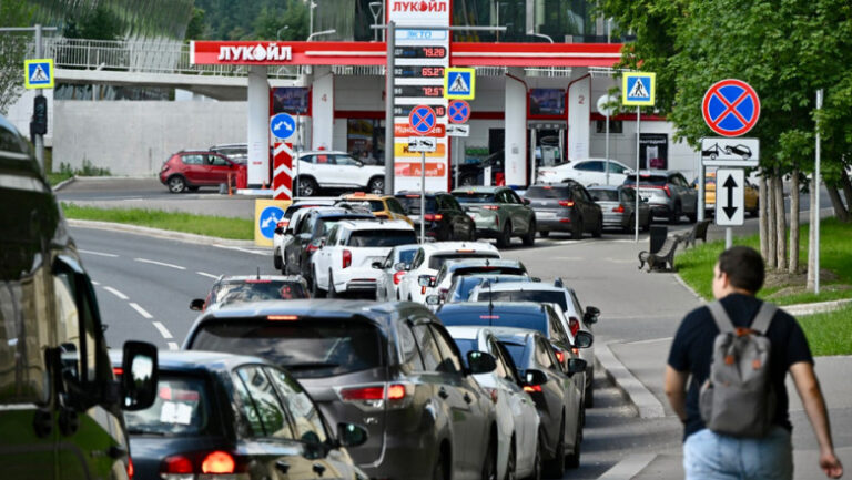 rusii-care-se-plang-de-lipsa-combustibilului-in-benzinarii-au-inceput-sa-fie-arestati-sau-amendati