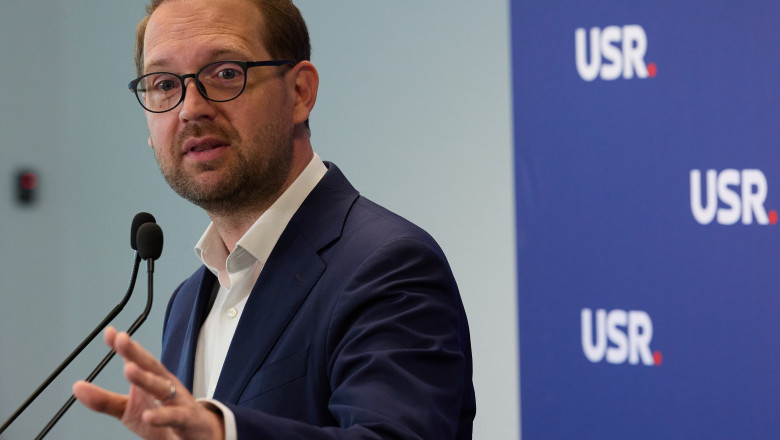 usr-a-convocat-un-comitet-politic-pentru-sustinerea-liderului-partidului.-dominic-fritz:-„nu-aplec-capul-in-fata-acestor-borfasi”