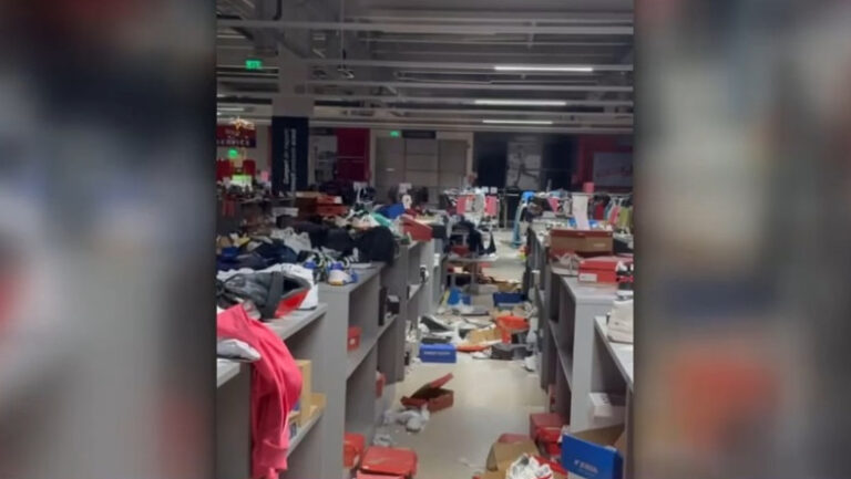 magazinul-unui-brand-care-pleaca-din-romania,-devastat-dupa-ce-a-anuntat-reduceri-de-50%.-„pare-ca-a-fost-vizitat-de-o-tornada”