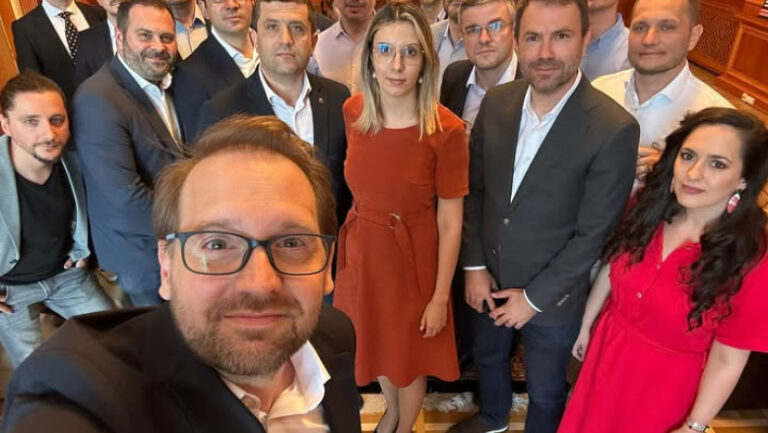 fortele-de-dreapta-fac-scut-in-jur-lui-dominic-fritz,-dupa-decizia-ccr:-„nu-mor-caii,-cand-vor-cainii”.-daniel-zamfir,-atac-la-buzoianu