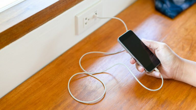 de-ce-se-descarca-bateria-telefonului-chiar-si-atunci-cand-nu-il-folosesti.-functiile-care-continua-sa-consume-energie