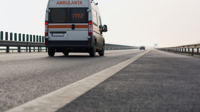 accident-in-brasov:-o-ambulanta-aflata-in-misiune-s-a-ciocnit-cu-un-autoturism.-cinci-persoane-au-ajuns-la-spital