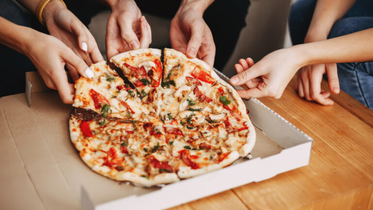 un-polonez-risca-pana-la-opt-ani-de-inchisoare-dupa-ce-a-comandat-300-de-pizza-in-cadrul-unor-farse.-el-lasa-si-mesaje