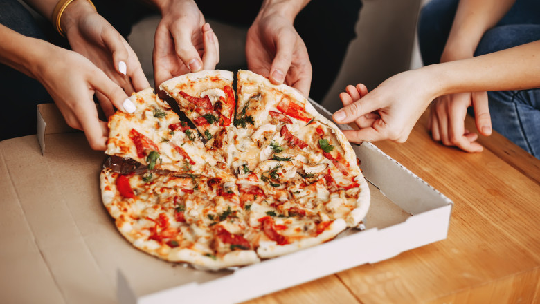 un-polonez-risca-pana-la-opt-ani-de-inchisoare-dupa-ce-a-comandat-300-de-pizza-in-cadrul-unor-farse.-el-lasa-si-mesaje un-polonez-risca-pana-la-opt-ani-de-inchisoare-dupa-ce-a-comandat-300-de-pizza-in-cadrul-unor-farse.-el-lasa-si-mesaje