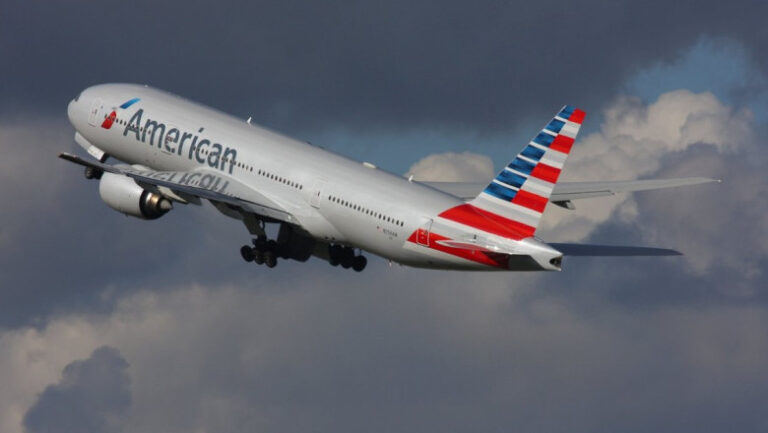 momente-de-panica-la-bordul-unui-avion-din-sua,-dupa-ce-laptopul-unui-pasager-a-luat-foc.-o-persoana-a-fost-ranita