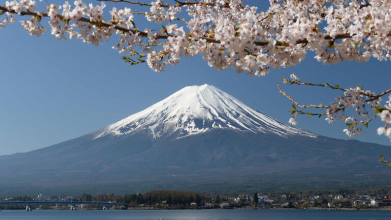un-alpinist-japonez-si-a-abandonat-fiul-de-7-ani-pe-munte-pentru-a-termina-ascensiunea-pe-muntele-fuji