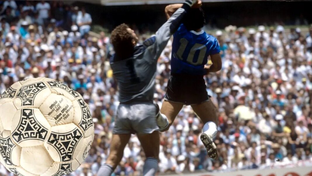 mingea-celebrului-gol-„mana-lui-dumnezeu”-a-lui-maradona-a-fost-vanduta-cu-3,3-milioane-de-dolari