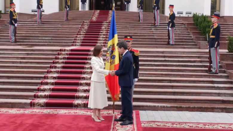 nicusor-dan-a-fost-intampinat-de-maia-sandu,-la-chisinau.-seful-statului-participa-la-evenimentele-de-ziua-independentei