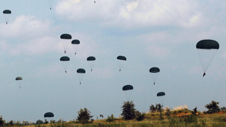 doi-militari-din-fortele-pentru-operatii-speciale,-raniti-in-timpul-unui-exercitiu-de-parasutare.-ce-s-a-petrecut-dupa-saltul-din-avion