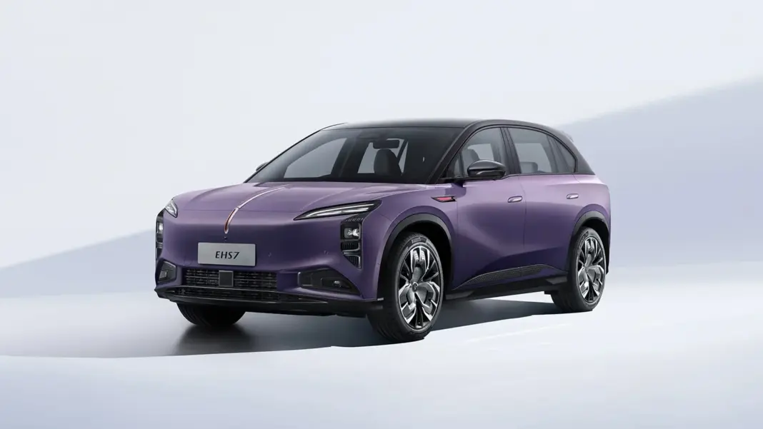 premiera-in-industria-auto:-faw-hongqi-a-creat-primul-plafon-solar-din-perovskit,-capabil-sa-genereze-400-kwh-pe-an