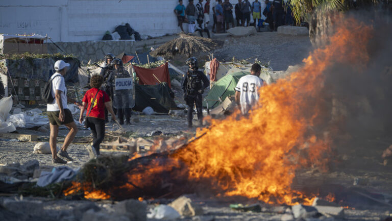 criza-din-ceuta.-protestatarii-spanioli-au-atacat-o-tabara-de-migranti-cu-pietre,-au-incendiat-corturi-si-s-au-ciocnit-cu-politia