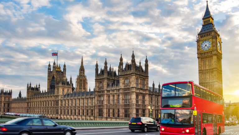 jigniti-de-politicienii-extremisti,-romanii-din-londra-primesc-aprecieri-de-la-primarul-sadiq-khan.-mesajul-transmis-prin-digi24