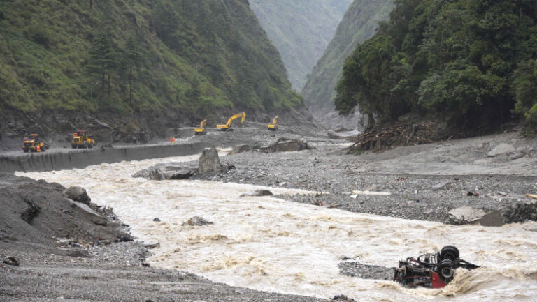 alerta-la-granita-dintre-china-si-nepal:-lacul-format-dupa-prabusirea-unui-ghetar-a-inceput-sa-se-reverse.-salvatorii-au-fost-retrasi
