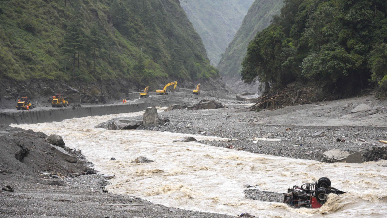 alerta-la-granita-dintre-china-si-nepal:-lacul-format-dupa-prabusirea-unui-ghetar-a-inceput-sa-se-reverse.-salvatorii-au-fost-retrasi