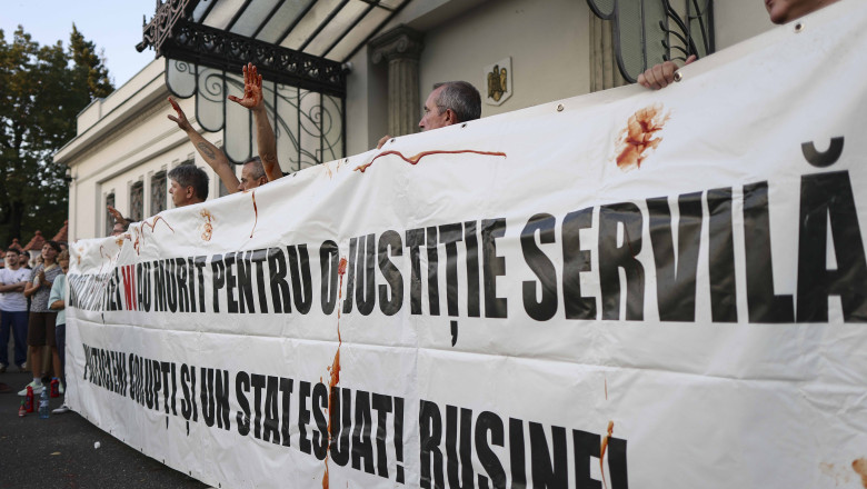 „te-am-votat-si-ne-ai-tradat”.-zeci-de-oameni-au-protestat-la-cotroceni,-dupa-ce-nicusor-dan-a-spus-ca-seful-spp-nu-trebuie-demis