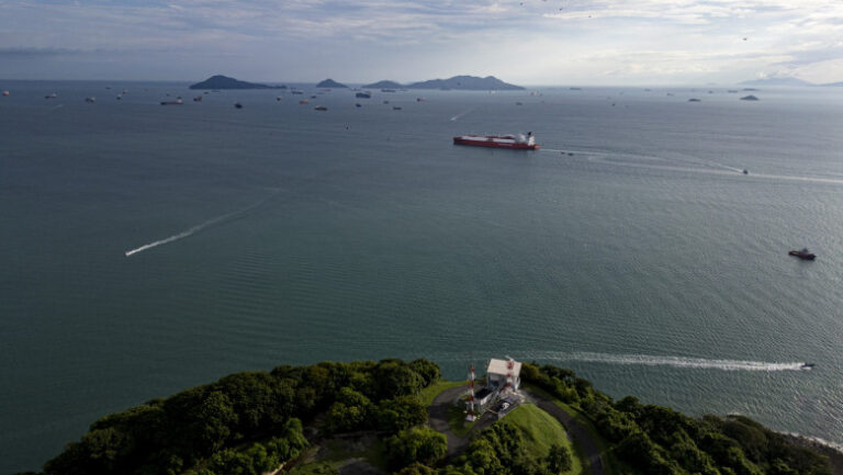 aglomeratie-in-canalul-panama:-unele-nave-ocolesc-intreaga-america-de-sud-ca-sa-nu-mai-stea-la-rand