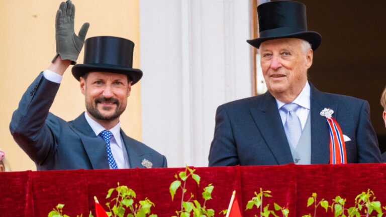 cine-este-haakon,-printul-care-a-vrut-sa-stea-departe-de-viata-regala-si-a-ajuns-noul-rege-al-norvegiei