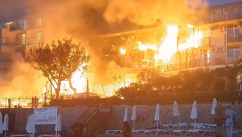 incendiu-urias-in-una-dintre-cele-mai-populare-statiuni-din-bulgaria.-zeci-de-turisti-au-fost-evacuati-din-hoteluri-in-sozopol incendiu-urias-in-una-dintre-cele-mai-populare-statiuni-din-bulgaria.-zeci-de-turisti-au-fost-evacuati-din-hoteluri-in-sozopol
