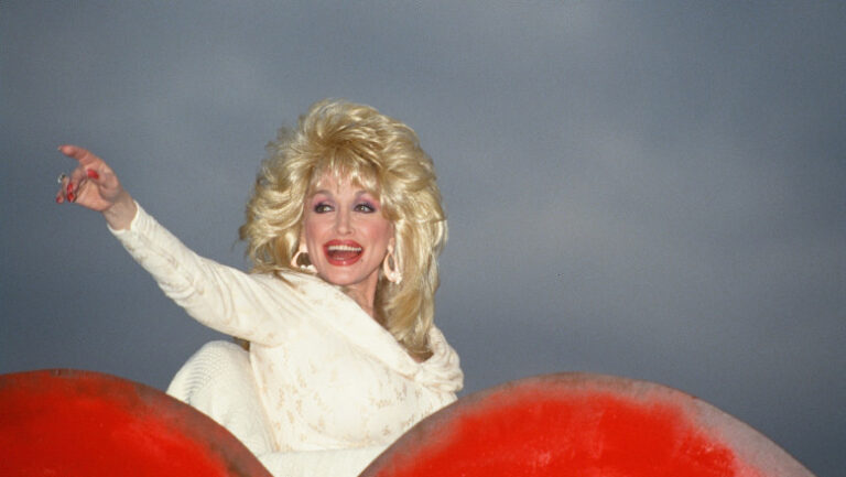 un-aeroport-din-sua-ar-putea-purta-numele-dolly-parton.-propunerea-facuta-in-onoarea-artistei