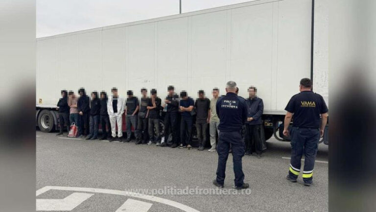surpriza-la-un-control-de-rutina-la-vama-calafat:-migranti-ascunsi-printre-servetele-si-apa-intr-un-tir-inmatriculat-in-romania