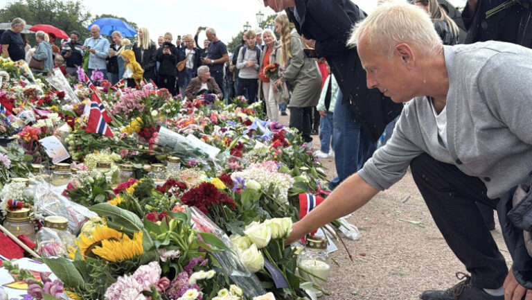 norvegia-il-plange-pe-regele-harald.-mii-de-oameni-s-au-adunat-la-palatul-regal-pentru-a-i-aduce-un-ultim-omagiu