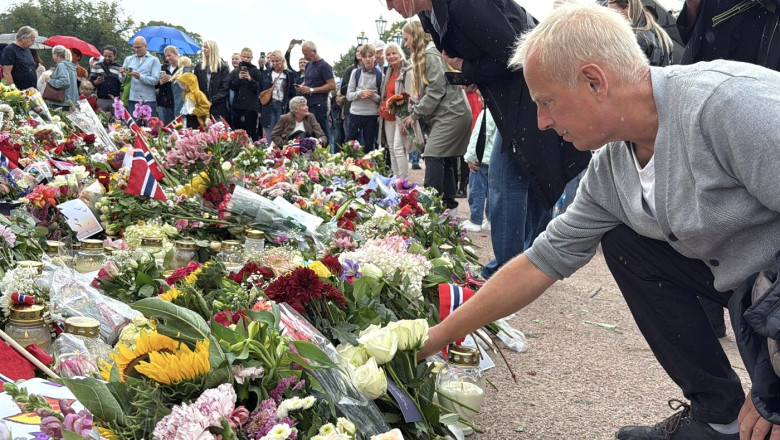 norvegia-il-plange-pe-regele-harald.-mii-de-oameni-s-au-adunat-la-palatul-regal-pentru-a-i-aduce-un-ultim-omagiu norvegia-il-plange-pe-regele-harald.-mii-de-oameni-s-au-adunat-la-palatul-regal-pentru-a-i-aduce-un-ultim-omagiu